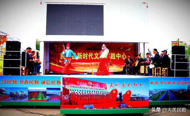 民勤縣新時代文明實踐志愿服務(wù)流動舞臺車鄉(xiāng)村演出惠百姓